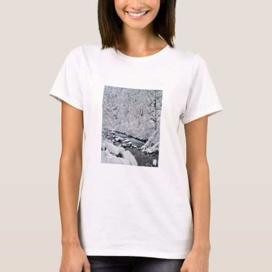 オレゴン州の雪景色のクリ-ク Tシャツ (正面)