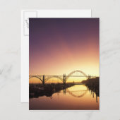 オレゴン州ニューポートブリッジの背後に沈む太陽 ポストカード (正面/裏面)