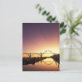 オレゴン州ニューポートブリッジの背後に沈む太陽 ポストカード (スタンド正面)