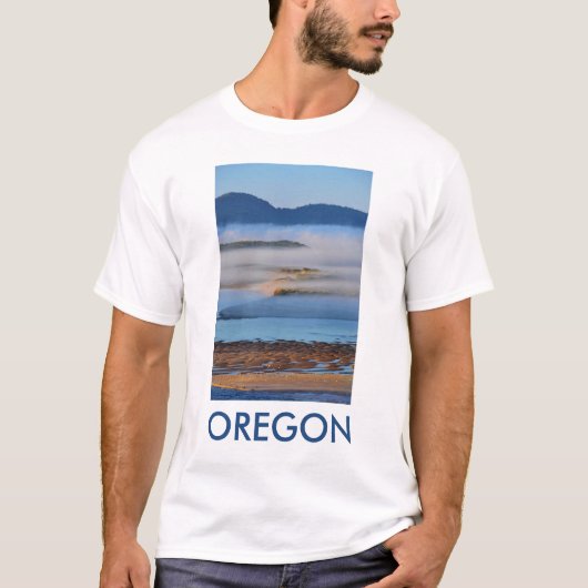 オレゴン州ネターツ湾の朝霧 Tシャツ (正面)