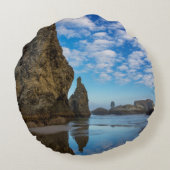 オレゴン州バンドンのバンドンビーチの海面架1 ラウンドクッション (裏面)