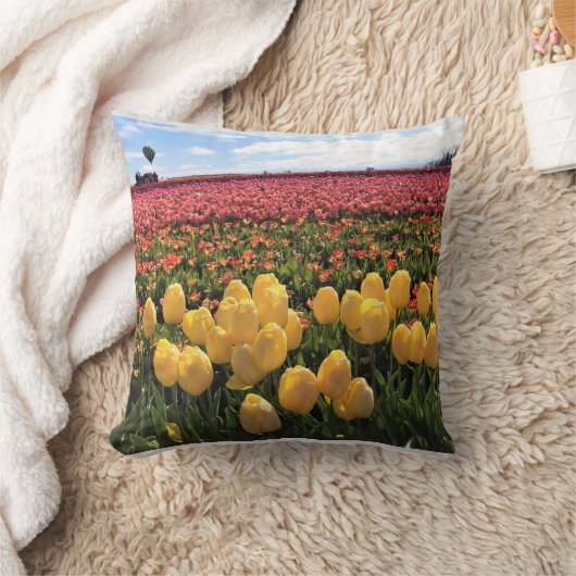 オレゴン州ホットエアバルーンで美しいチューリップフィールド クッション (ブランケット)