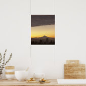 オレゴン州ポートランドとフッド山を覆う夜明けの空 ポスター (キッチン)