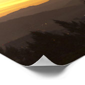 オレゴン州ポートランドとフッド山を覆う夜明けの空 ポスター (角)