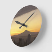 オレゴン州ポートランドとフッド山を覆う夜明けの空 ラウンド壁時計 (傾斜)