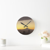 オレゴン州ポートランドとフッド山を覆う夜明けの空 ラウンド壁時計 (ホーム)