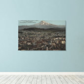 オレゴン州ポートランド – View of Downtown with Mt キャンバスプリント (インサイチュ (ウッドフロア))