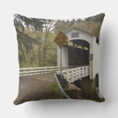 オレゴン州レーン郡の野生猫の橋 クッション (裏面)