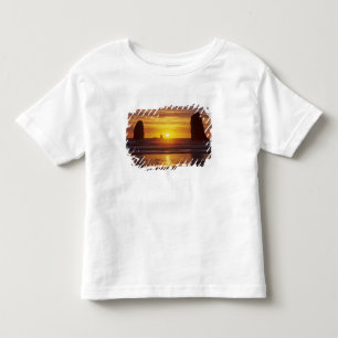 オレゴン州、オレゴン海岸、キャノンビーチ、午後2時のシー・スタック トドラーTシャツ