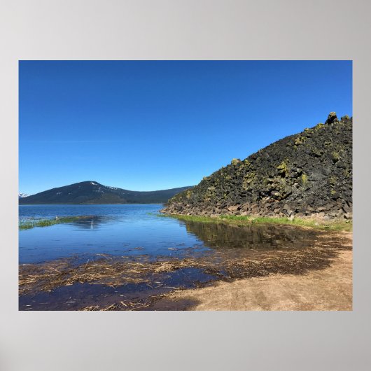 オレゴン州Lava Rocksのあるデービス湖 ポスター (正面)