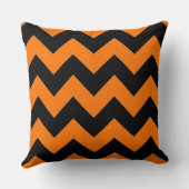 オレンカッコいいジスタイリッシュと黒のシェブロンのパターン クッション (裏面)