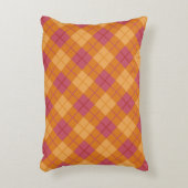 オレンジおよびピンクのバイアス格子縞 アクセントクッション (正面(垂直))