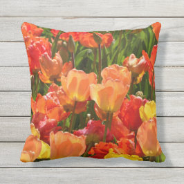 オレンジおよび赤いチューリップの屋外のthrowpillow クッション