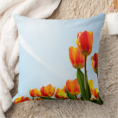 オレンジおよび赤いチューリップ下方から クッション (ブランケット)