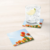 オレンジおよび赤いチューリップ下方から スクエアペーパーコースター (インサイチュ)