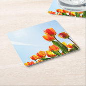 オレンジおよび赤いチューリップ下方から スクエアペーパーコースター (アングル)