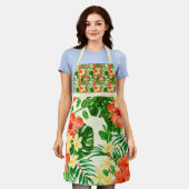 オレンジかわいらしと黄色の花の混合プリント エプロン (着用した状態)