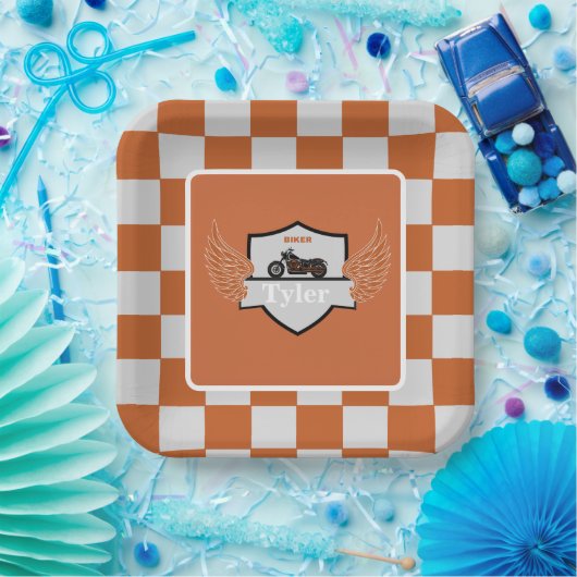 オレンジとグレーの翼と市松模様にバイク ペーパープレート (パーティー)