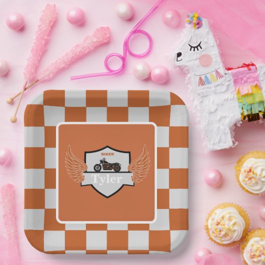 オレンジとグレーの翼と市松模様にバイク ペーパープレート (パーティー)