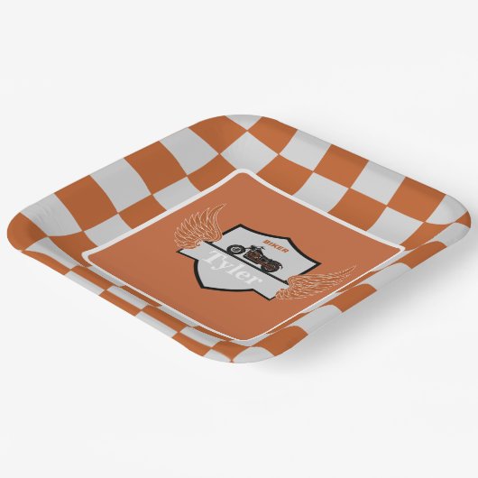 オレンジとグレーの翼と市松模様にバイク ペーパープレート (傾斜あり)