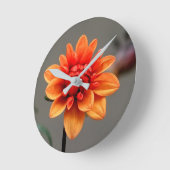 オレンジとグレー ラウンド壁時計 (傾斜)