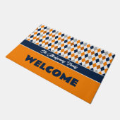 オレンジとネイビーの学校の色のパタアーガイルーン ドアマット (アングル)