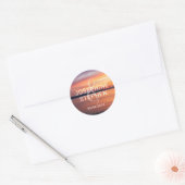 オレンジとパープルのサンセット カップルの名前 ウェディング ラウンドシール (封筒)