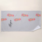 オレンジとピンクのビーチサンダル、Blkスクリプト名、Lt Gray ビーチタオル (正面)