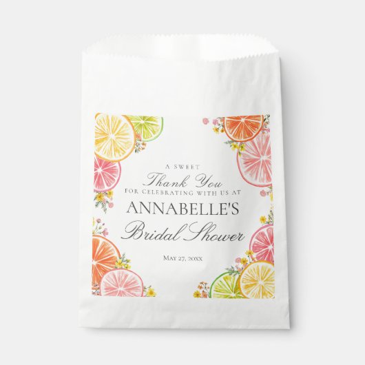 オレンジとピンクの花を添えたシトラス フローラル メイン スクイーズ ブライダル シャワー デザート フェイバーバッグ (正面)