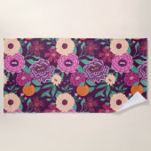 オレンジとフローラの花の紫とピンクのパターン ビーチタオル (正面)
