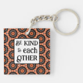 オレンジとブラック BE KIND キーホルダー (裏面)