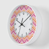 オレンジとホットピンクシェブロンパターン 壁時計 (傾斜)