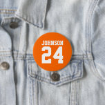 オレンジと白のアスリート名ジャージー番号 缶バッジ<br><div class="desc">スポーツチームお気に入りのやサッカー選手に応援を与えるか、プライドのスピリットで学校のを見せカスタムることパーソナライズされた!学校名を追加するか、プレーヤーの名前とジャージー番号でパーソナライズする。サッカー、バスケットボール、野球、サッカーの試合に最適!ゲームカスタムの日にチーム全体、チアリーダー、両親と兄弟姉妹のための衣服ピンを作成する。クリックカスタマイズフォントや色を変えて贈り物ユニークの一種を作る。</div>