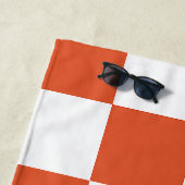 オレンジと白のチェッカーボードパターン ビーチタオル (インサイチュ)