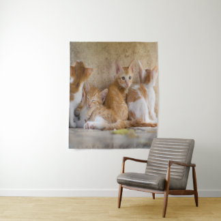 オレンジと白のトラ猫の子猫+ペットの写真を追加 タペストリー