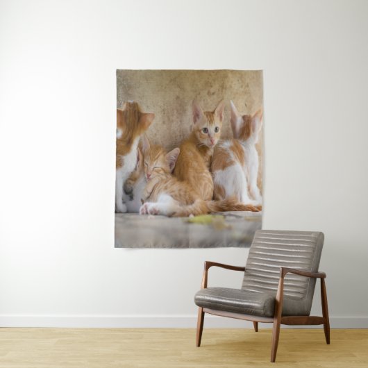 オレンジと白のトラ猫の子猫+ペットの写真を追加 タペストリー (インサイチュ)
