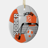 ⚽オレンジと白のパーソナライズされたサッカーボール セラミックオーナメント (右)