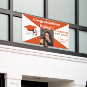 オレンジと白のビニールの卒業写真 横断幕 (ビルの外側)