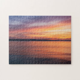 オレンジと紫の夕焼けの雲が湖の水面に映る ジグソーパズル