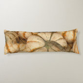 オレンジと緑のアクセントを持つ白いミニカボチャ ボディピロー (裏面)