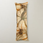 オレンジと緑のアクセントを持つ白いミニカボチャ ボディピロー (裏面 (縦))