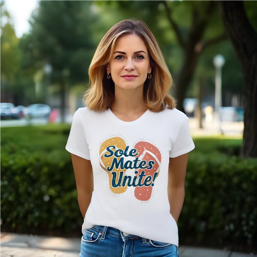 オレンジと赤のビーチサンダルおもしろいレトロ白 Tシャツ