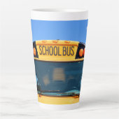 オレンジと赤のライトが付いたスクールバス カフェラテマグ (正面)