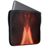 オレンジと赤の火の火山 ラップトップスリーブ (正面右)