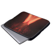オレンジと赤の火の火山 ラップトップスリーブ (正面下部)