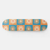 オレンジと青の市松模様にデイジーの花 スケートボード (横)