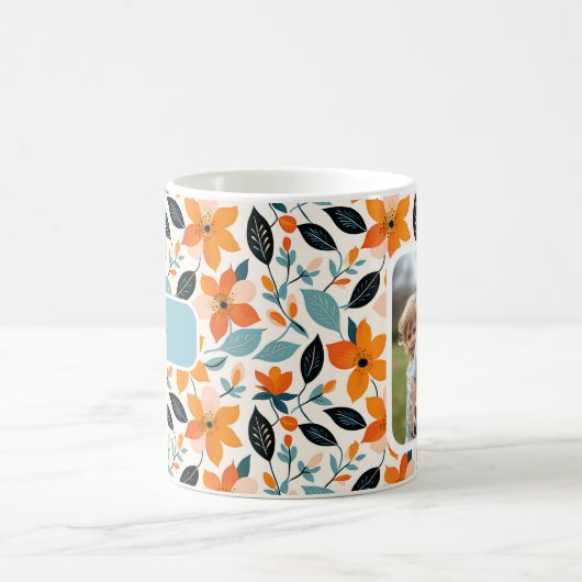 オレンジと青の葉と花パーソナライズされた コーヒーマグカップ (中央)