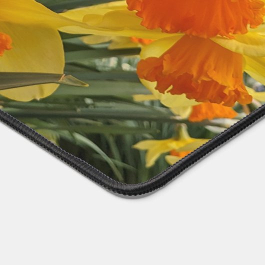 オレンジと黄色の二色ダッフォジルのフローラ デスクマット (コーナー)