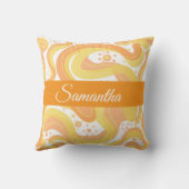 オレンジと黄色の渦巻き形にドットが付いている クッション (裏面)