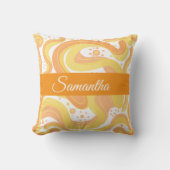 オレンジと黄色の渦巻き形にドットが付いている クッション (正面)